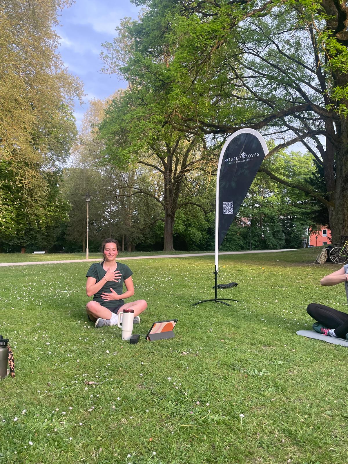 Meditation im Stadtpark Regensburg bei NatureMoves